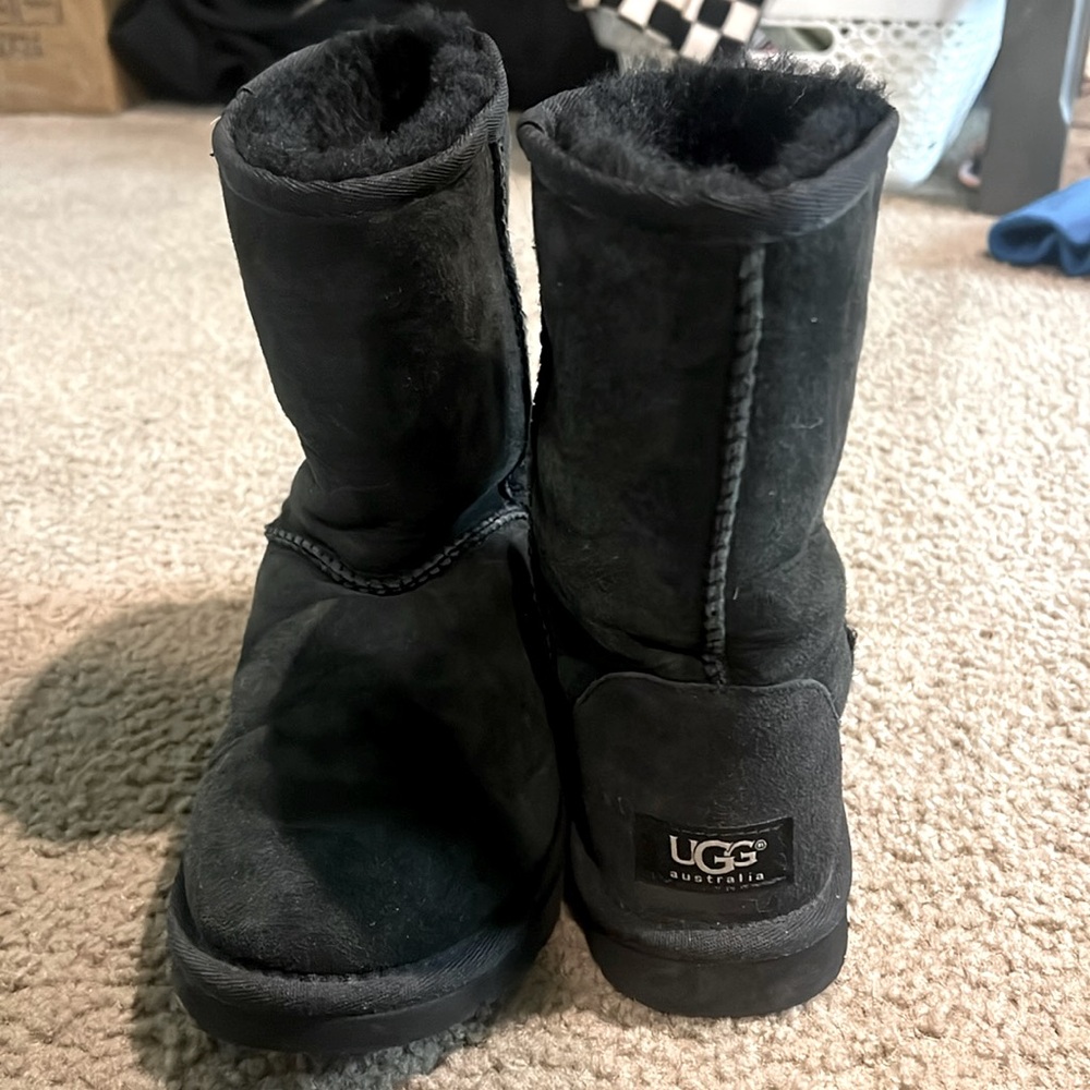 Black like new ugg boots